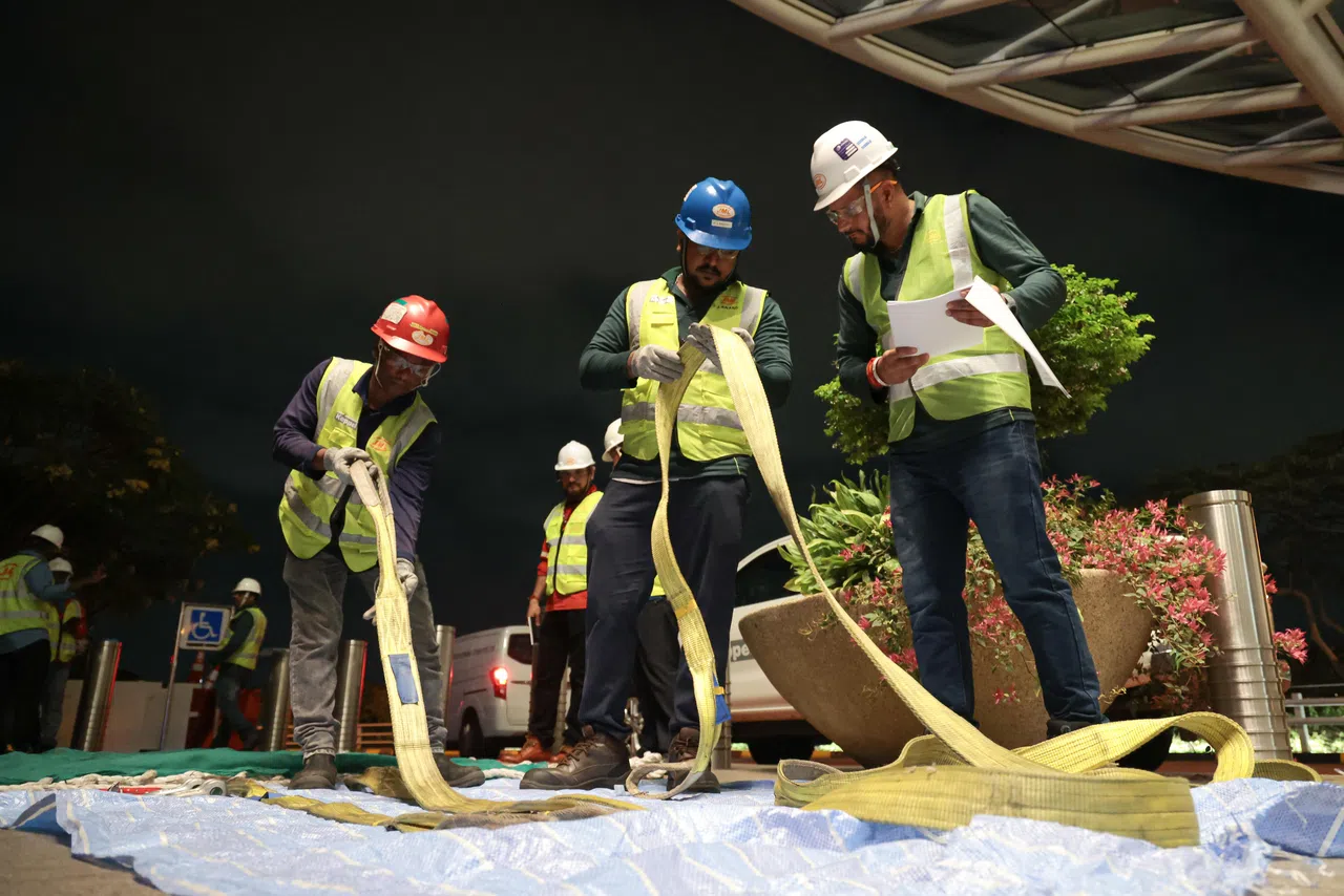 工作人员施工前确保当晚会用到的工具没有疏漏，避免构成安全隐患。（李冠卫摄）