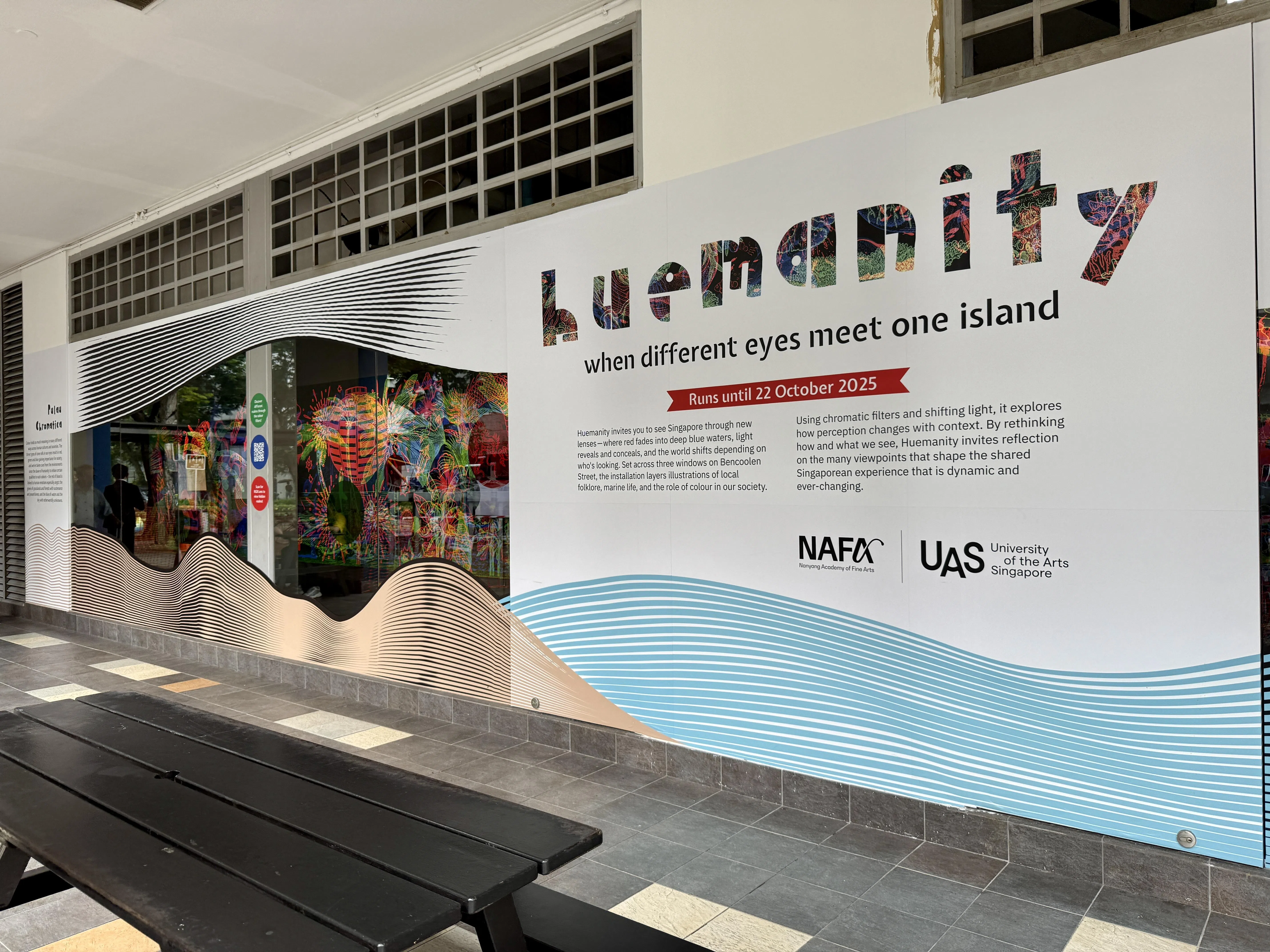 走出明古连地铁站和艺术装置不期而遇。（陈映蓁摄）