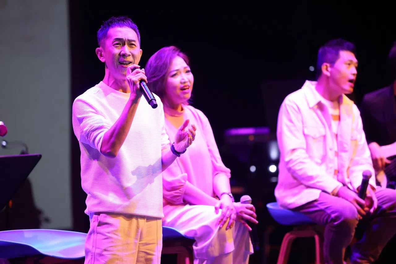DJ王德明（左起）、洪菁云和温国贤在台上呈献一段unplugged（不插电）环节。（郑一鸣摄）