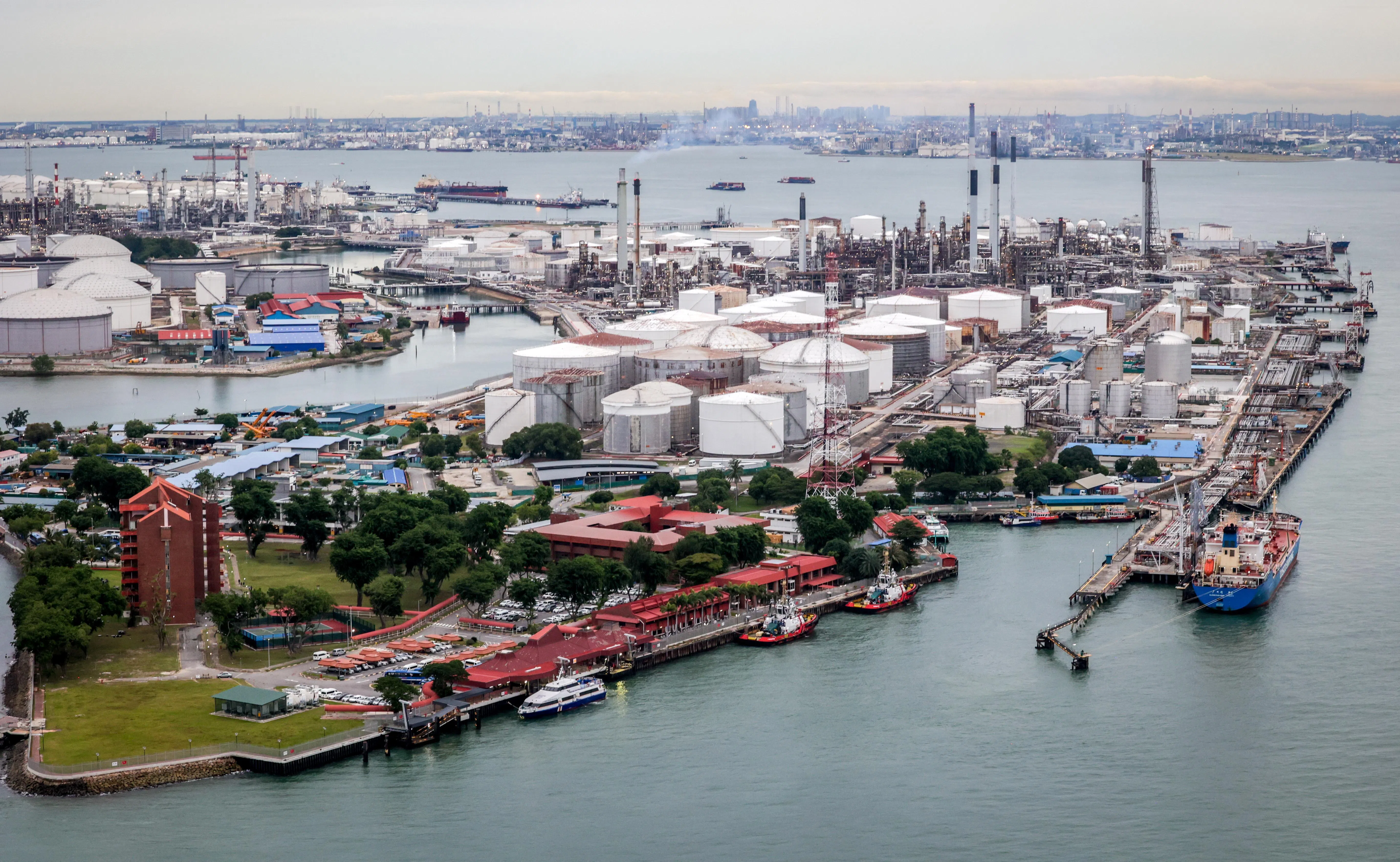 亚狮达星期二（12月9日）文告指出，这些投资项目将使毛广岛炼油厂的原油加工能力，提升至每天30万桶以上，并能够生产用于工业、船舶和汽车行业的高价值基础油。（档案照片）