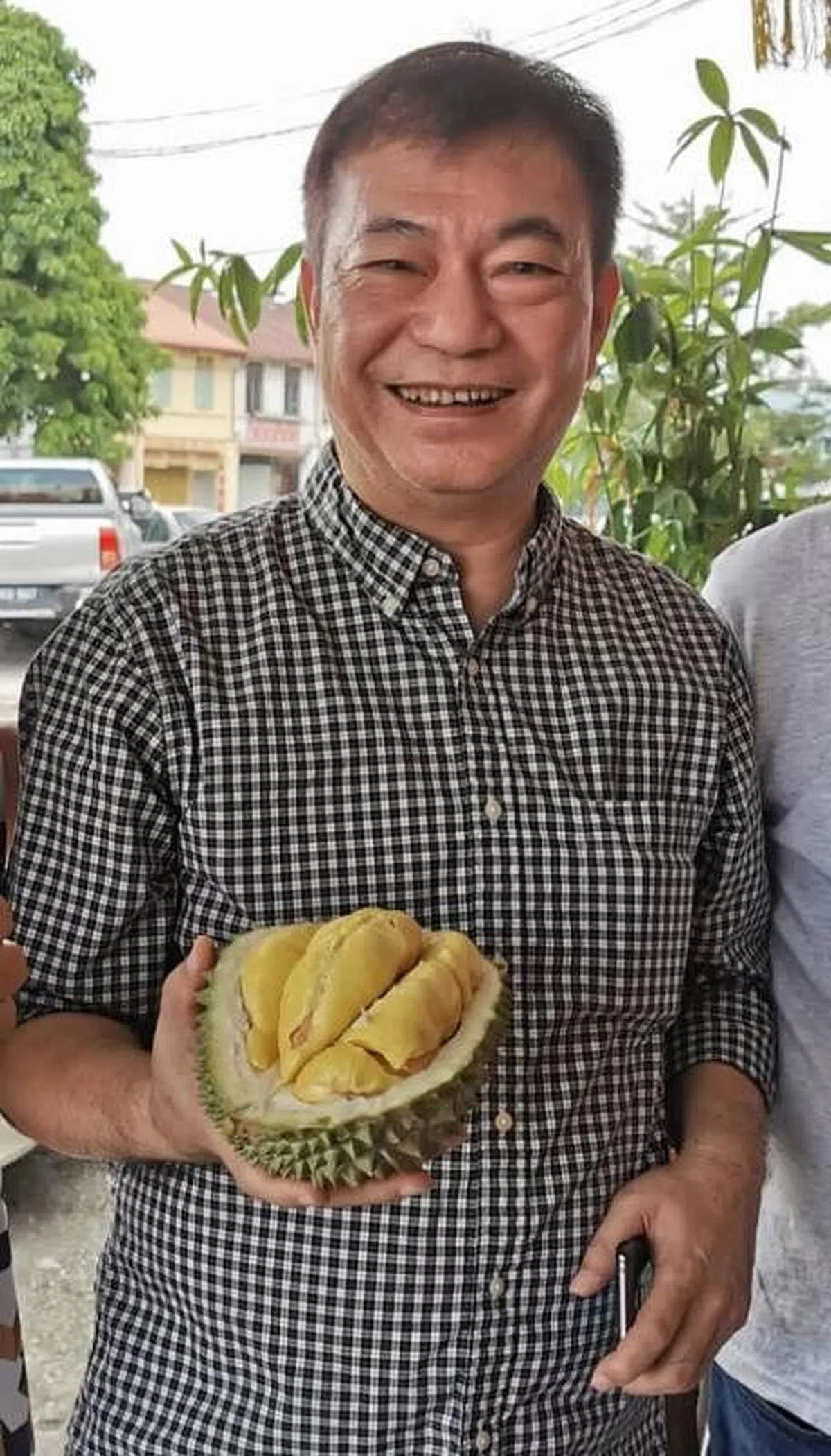 廖伟雄曾趁“马国果王”季节，在当地大口品尝猫山王榴梿。 （网络）