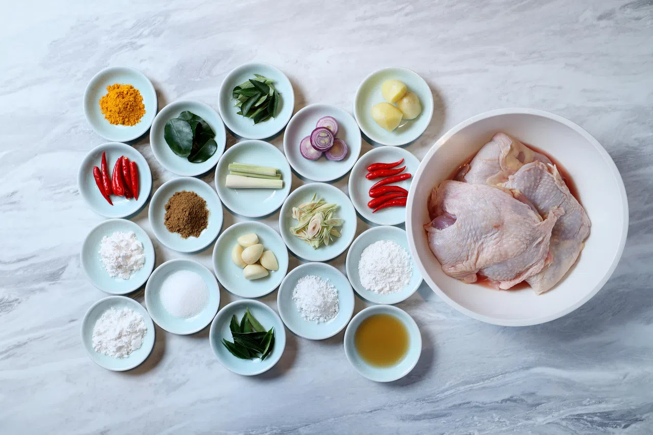 烹煮小红楼南洋风味鸡所需食材与调味料。（龙国雄摄）