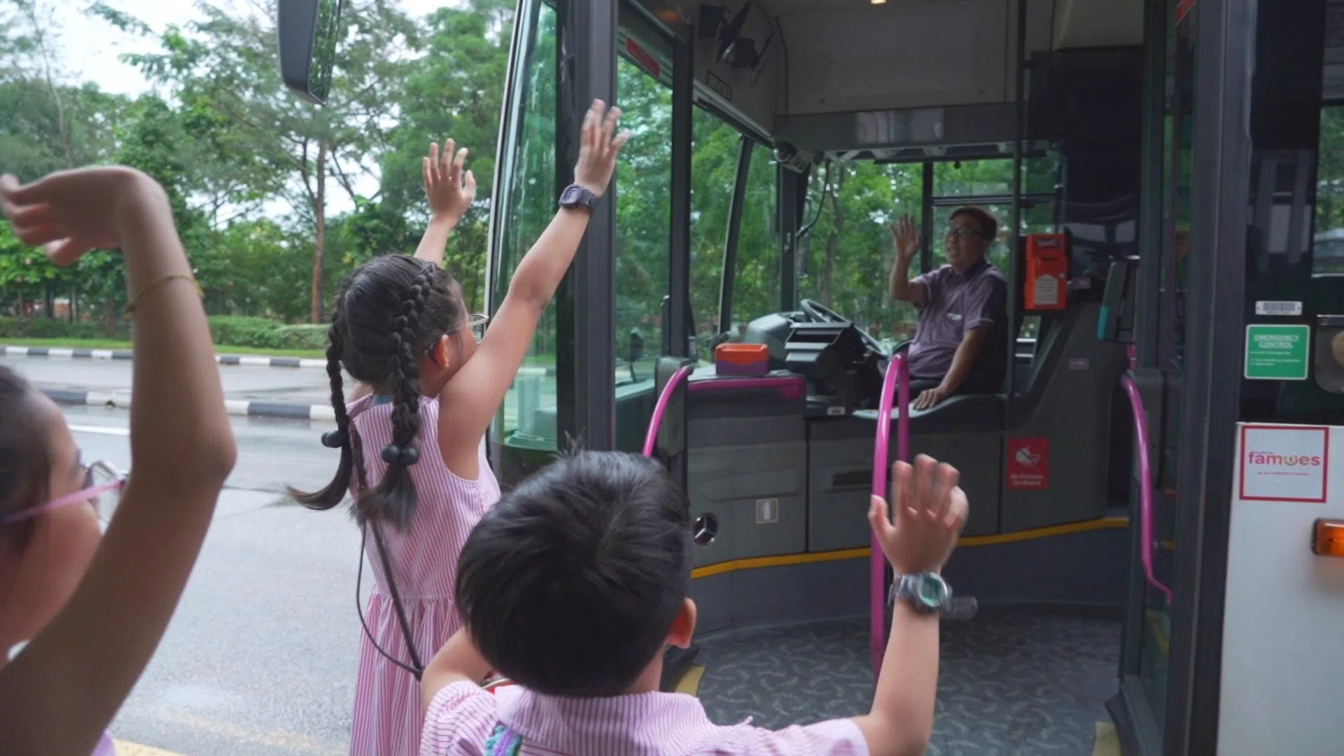 《路上讨生活》公共巴士车长倪炳健的三个孩子喜欢到巴士站等爸爸，搭爸爸驾驶的巴士。（新传媒提供）