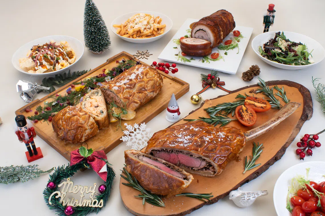 Tanglin Cookhouse推出供外带的三文鱼和菲力牛肉威灵顿。（餐馆提供）