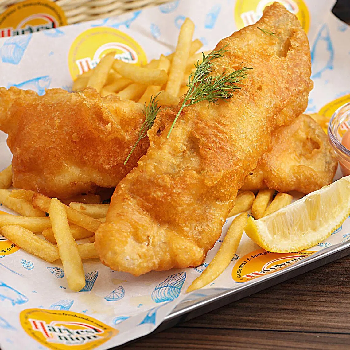 招牌炸鱼薯条采用新鲜鱼肉，轻盈金黄外衣包裹着多汁鲜美鱼块。（餐馆提供）