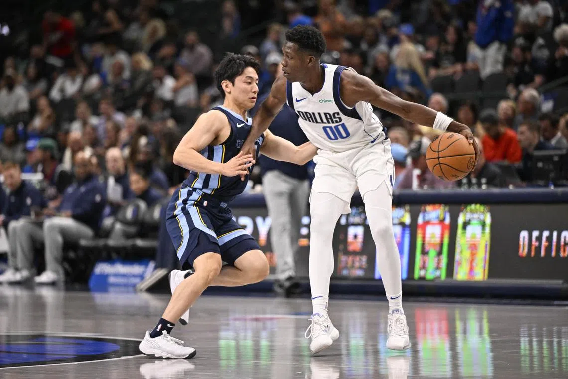 河村（左）在赛中面对的后卫都将比他高大，防守压力极大。（路透社）