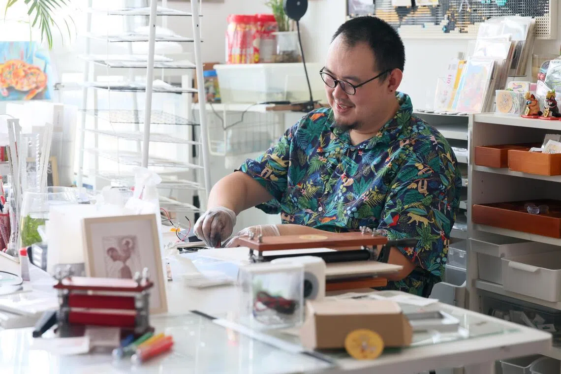 没有沙发、电视，张桥的家是一个邀请朋友聊天与创作的地方。（龙国雄摄）