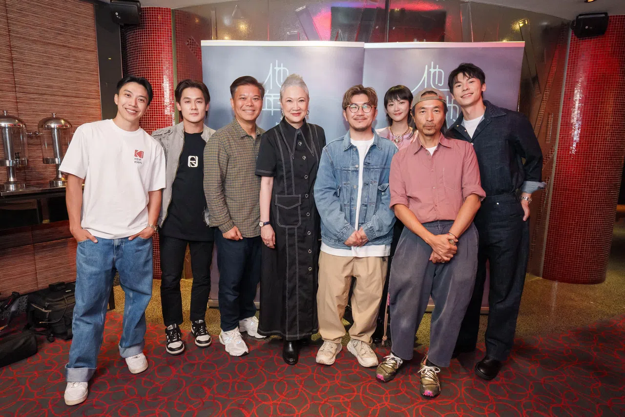 《好孩子》团队吴清樑（左起）、许瑞奇、导演王国燊和周智慧和台片《他年她日》团队（右起）许光汉、制作兼艺术总监文念中、袁澧林及导演龚兆平在本地碰头。（嘉华院线提供）