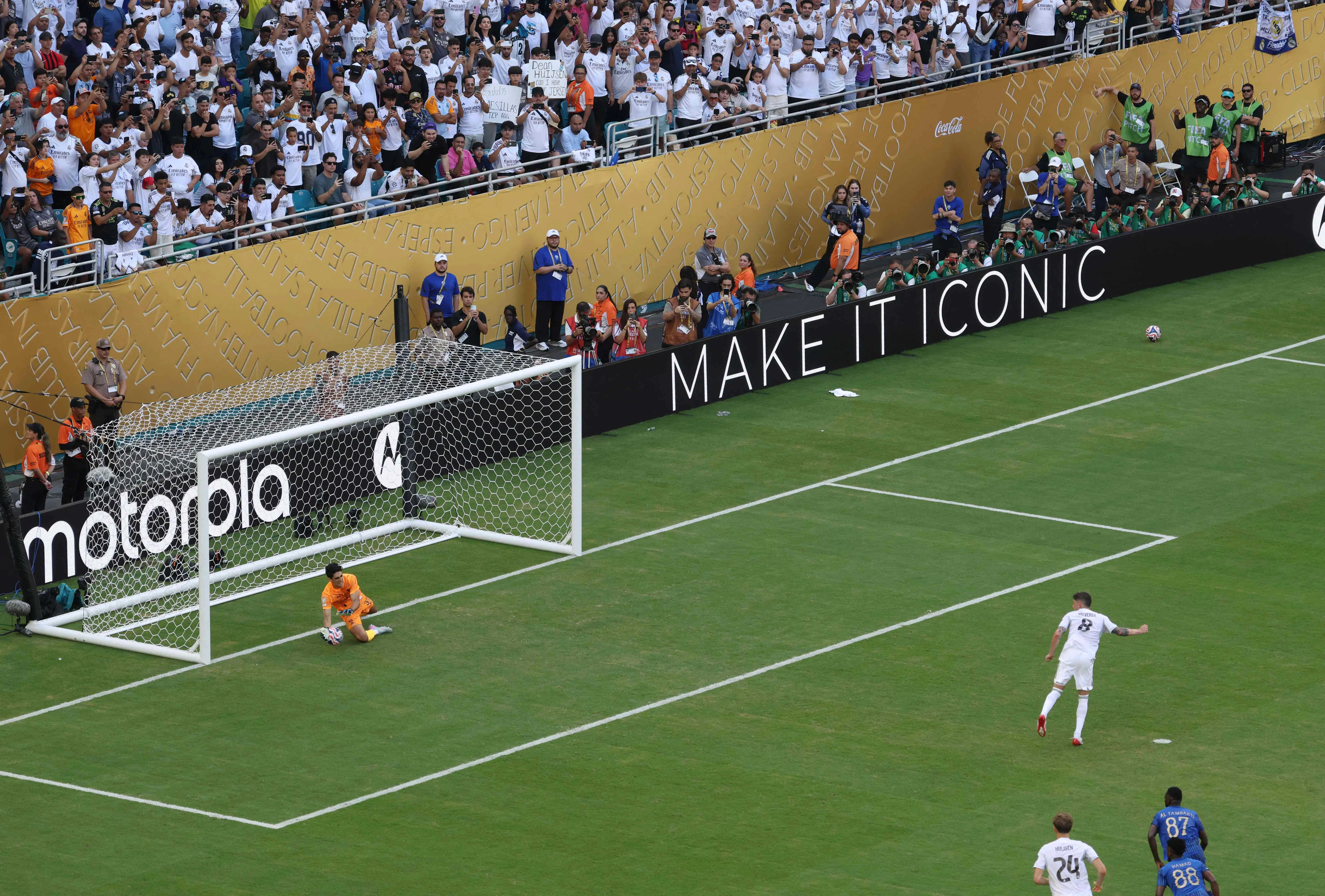 希拉尔门将布努（左）在完场前三分钟扑出皇马球员巴尔韦德的关键罚球。（法新社）