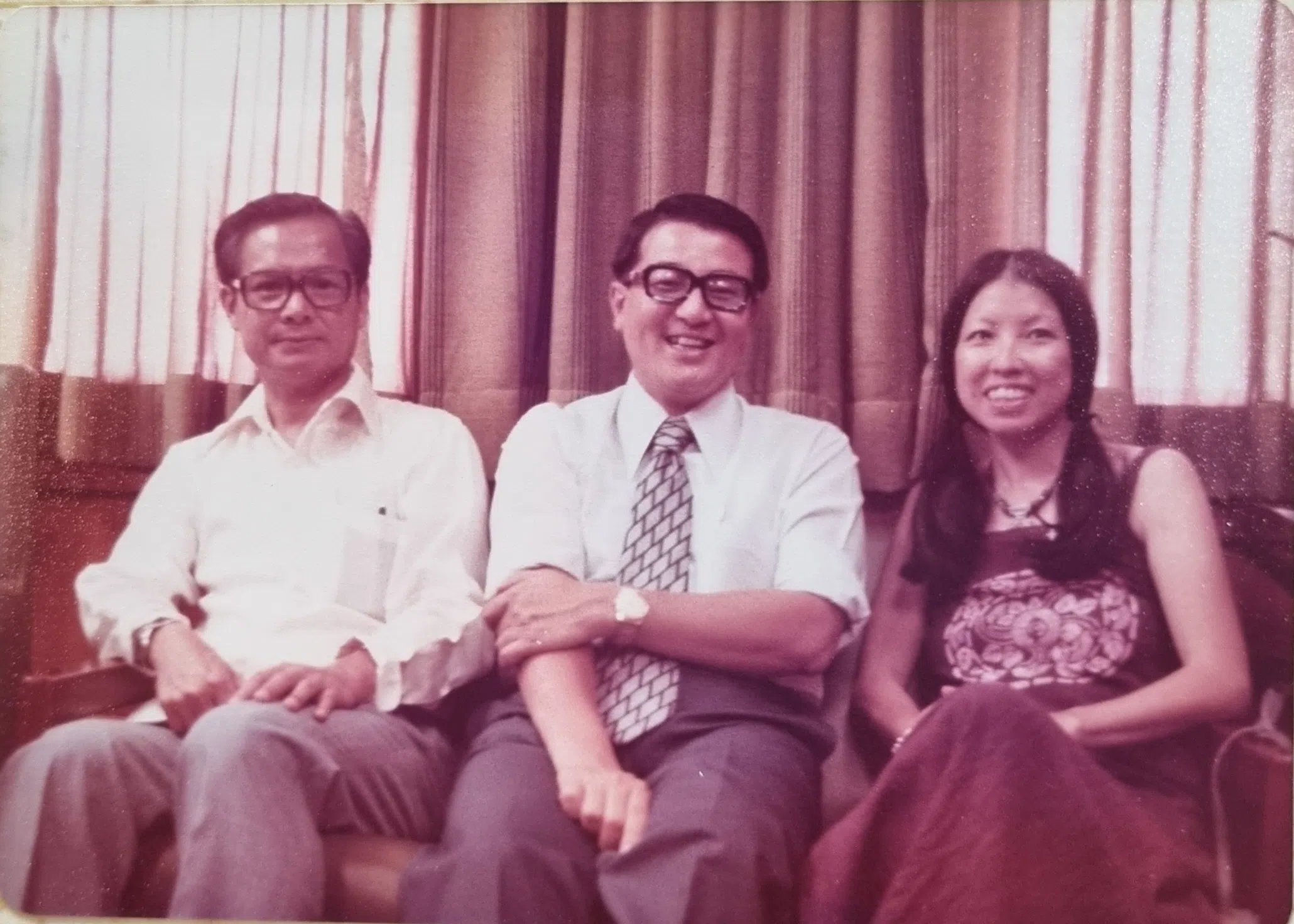 台湾著名作家三毛（右）早在1981年就与《南洋商报》结缘。那一年8月，她受《南洋商报》邀请到新加坡来发表公开演讲，抵新隔天一早就到报社拜访《南洋商报》董事经理黄锦西（中）、总编辑莫理光（左）（黄锦西提供）