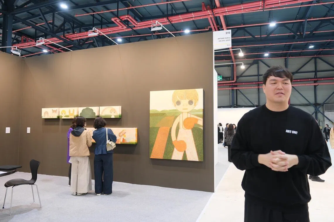 Art OnO艺博会发起人鲁宰明，在会场上展开媒体导览会。（孙靖斐摄）