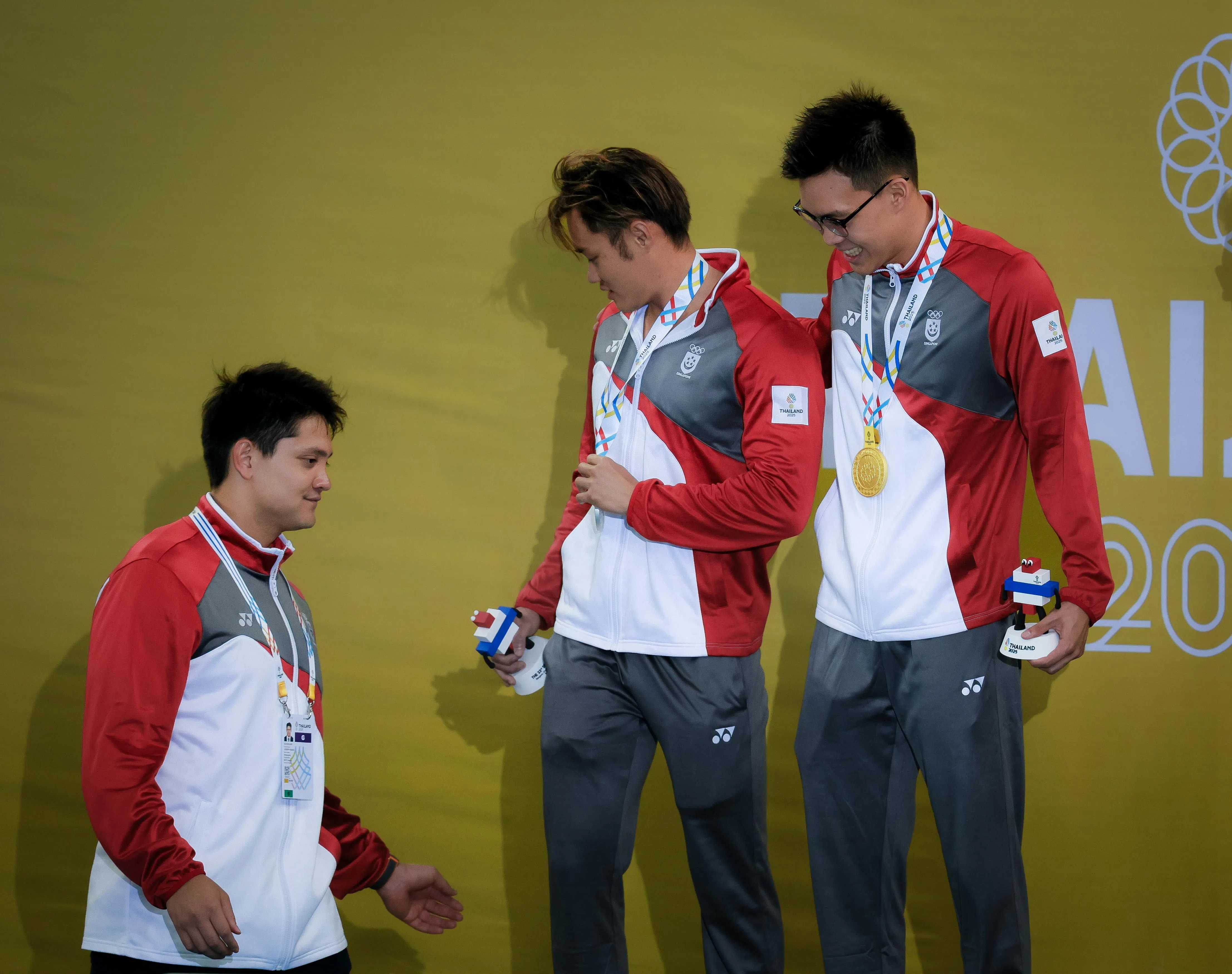 我国退役飞鱼约瑟林（左）亲临现场，为张正伟（中）和李君杰颁奖。（海峡时报）