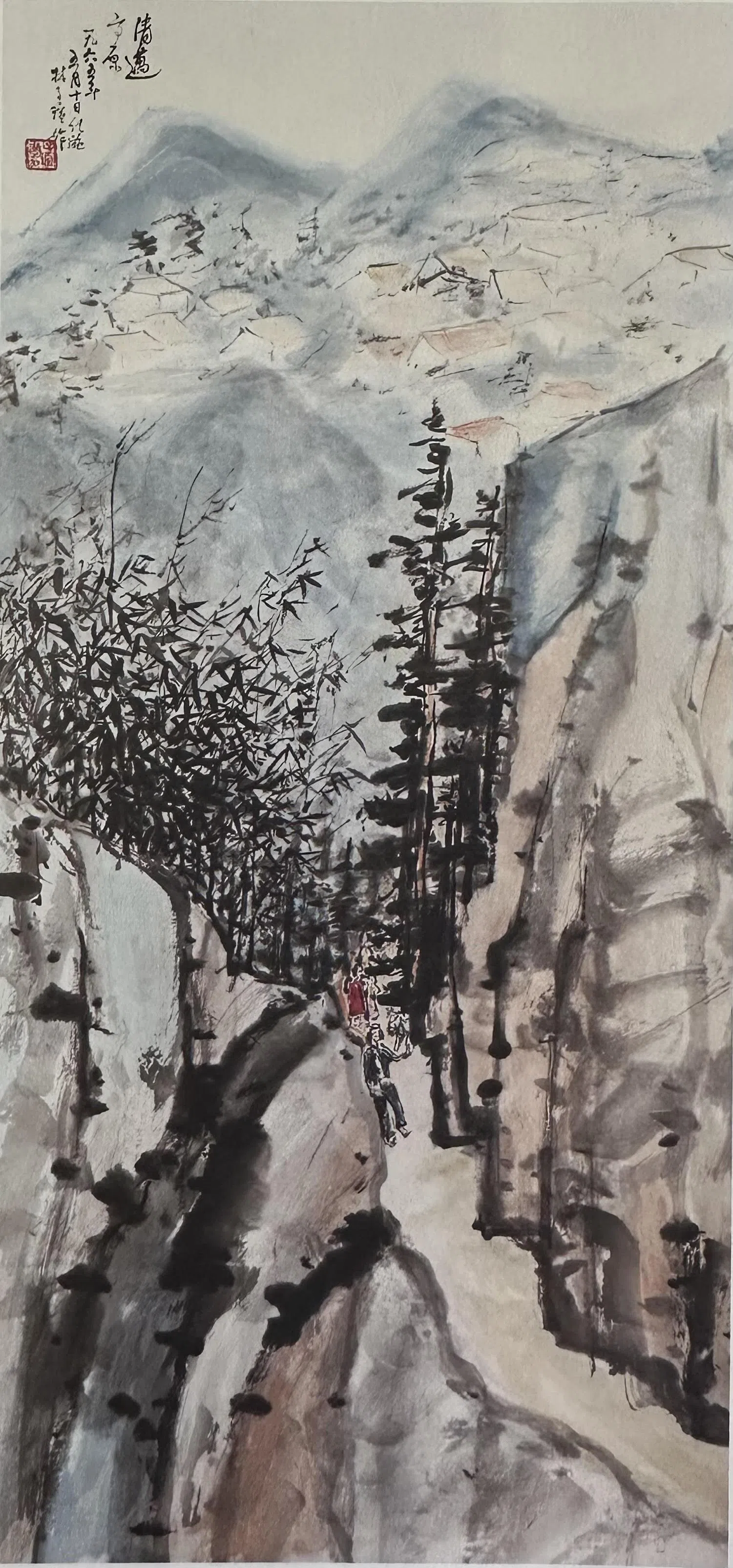 亚太图书负责人林利国借展来自上海的新加坡第一代女画家林子瑄的水墨画《清迈高原》 （1963），让更多公众认识她。（林利国提供）