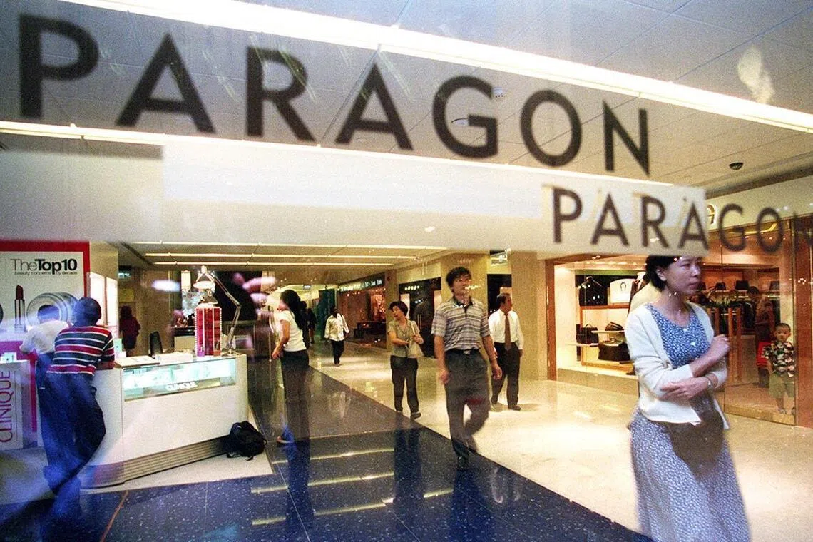 1998年，百利宫重新开业，外墙翻新为玻璃幕墙，主要租户包括美罗、崇光百货、玛莎百货（Marks & Spencer）等。（档案照片）