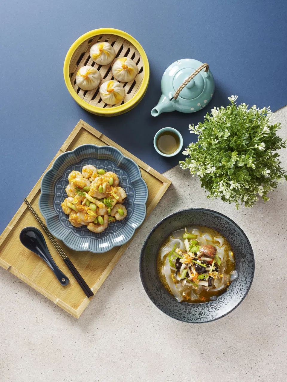 翡翠拉面小笼包的南翔蟹粉小笼包、毛豆蟹粉清炒虾仁和珍菌蟹粉烩水晶粉皮。（餐馆提供）