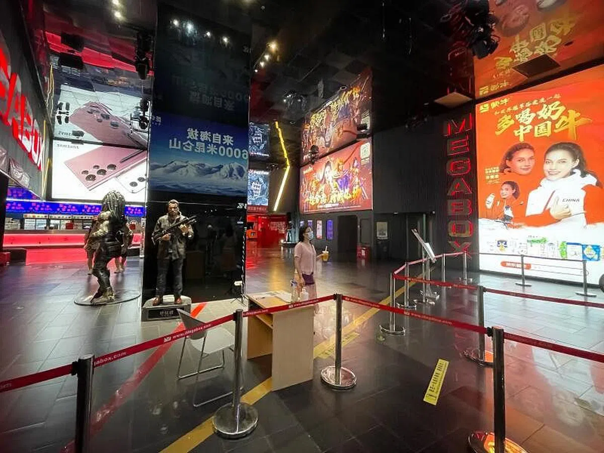 中国进口的美国电影数量过去三年持续下滑，去年全年仅进口25部美国电影。图为北京一家电影院门口人烟稀少。（黄小芳摄）