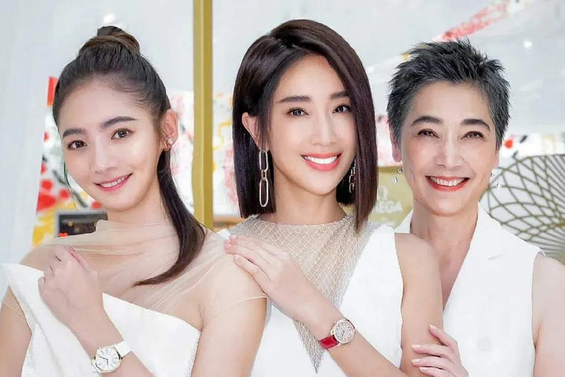 赖佩霞（右）曾与媳妇隋棠（中），以及女儿谢沛恩（左），一起出席活动。（取自隋棠脸书）