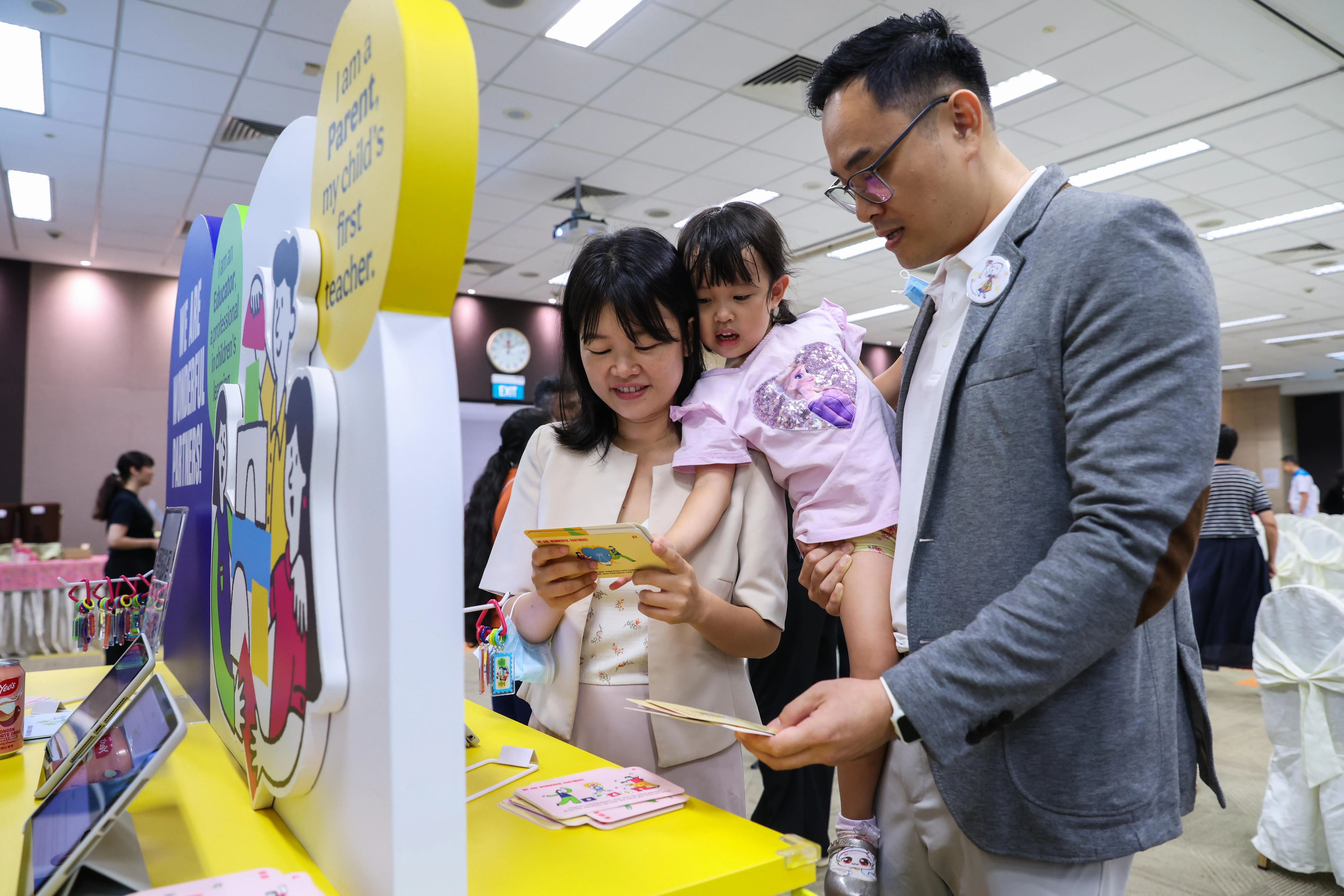 家长温庆雍（右）认为，新指南让家长了解如何跟教师和学前教育中心携手合作，共同支持孩子的学习、成长与全面发展。图左为太太高碧霞与女儿温欣璇（中）。（白艳琳摄）