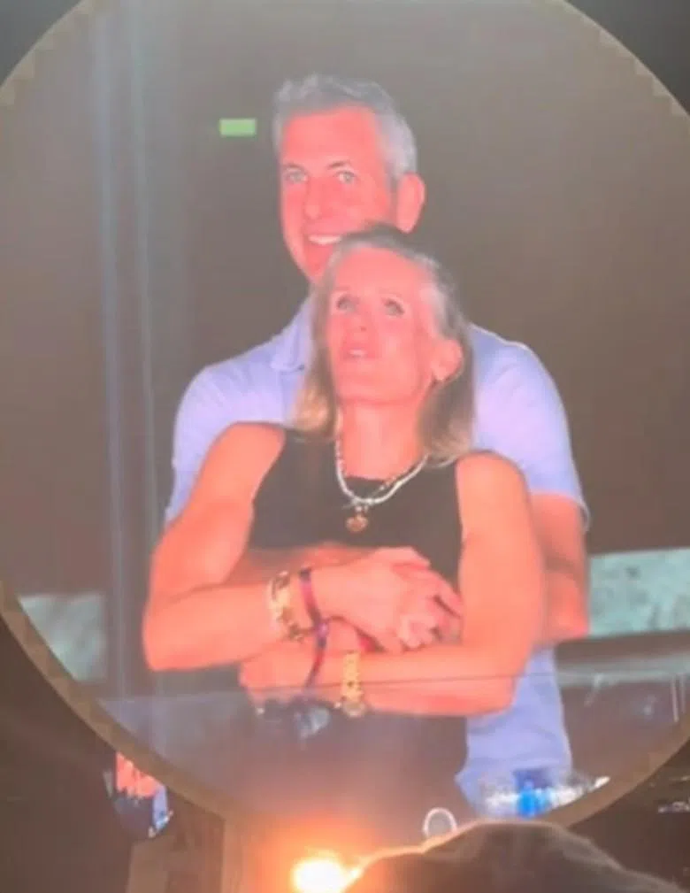 安迪拜伦（后）和卡博特（前）亲密互动的画面在网络传开后，引起热烈讨论。随后安迪拜伦也在舆论压力下，辞去Astronomer首席执行官一职。（互联网）