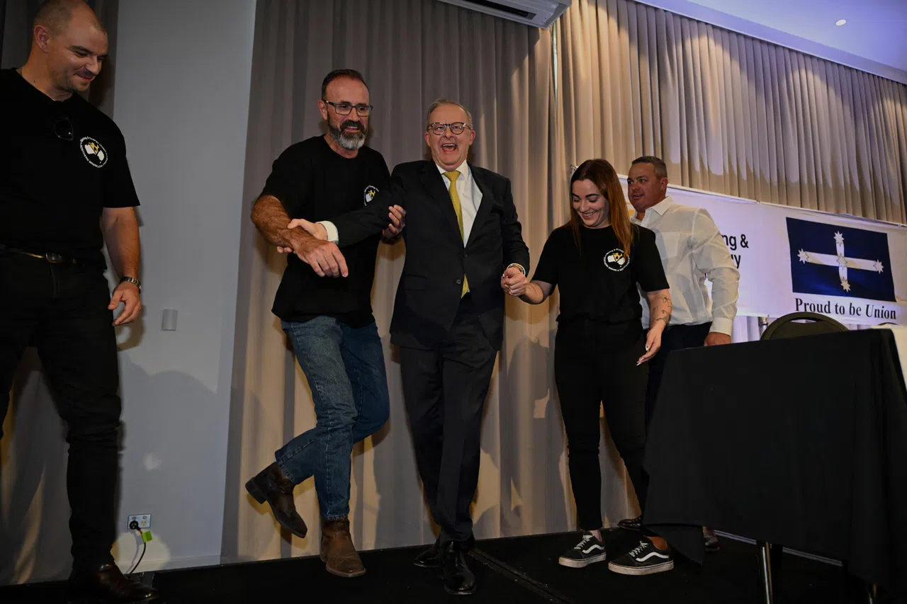 阿尔巴尼斯迅速站起来，向人群示意他没事。（路透社）