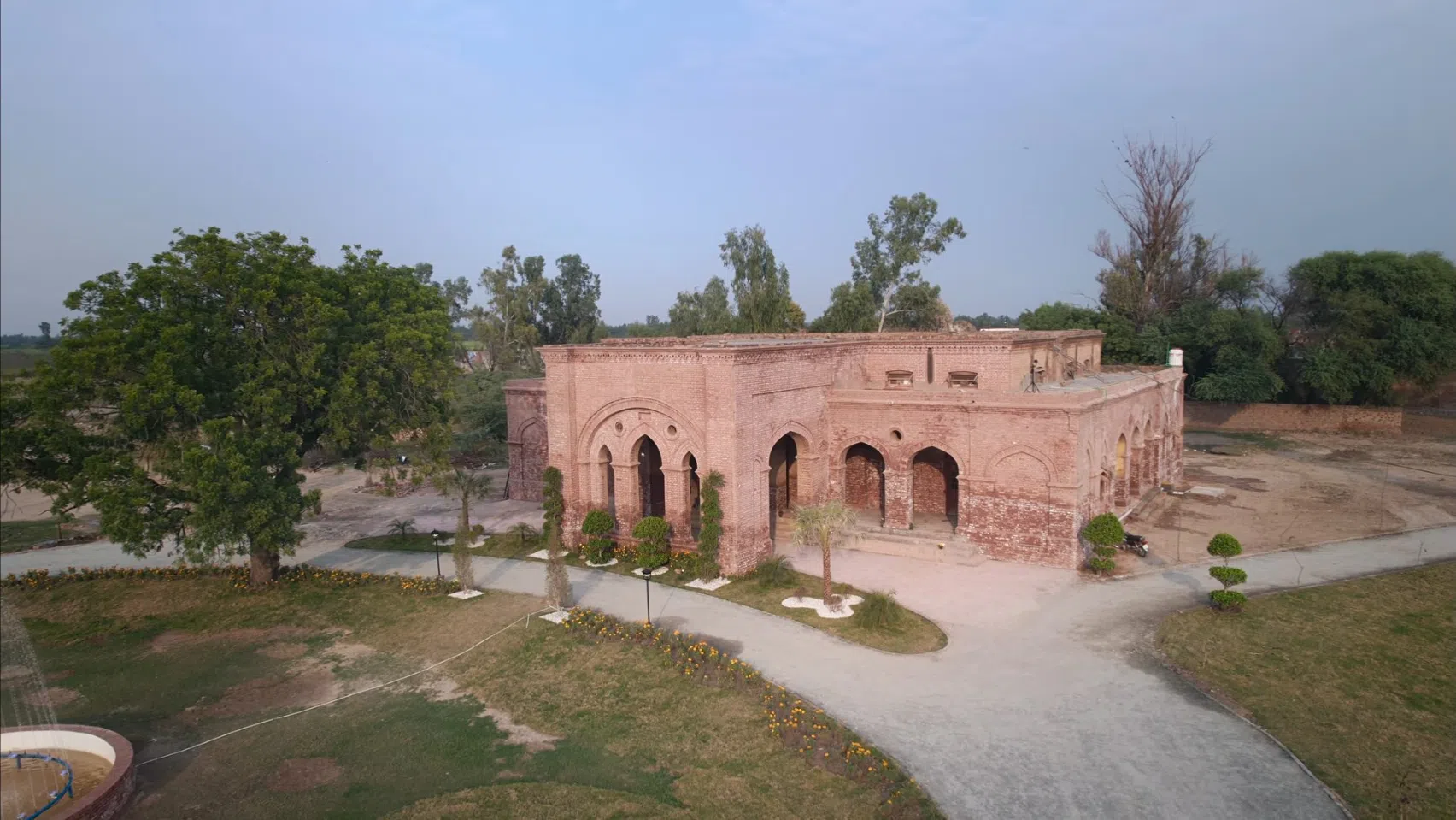 嫁入巴基斯坦豪门的金安娜，夫家拥有豪宅和古城堡，财富难以估算。（节目截图）