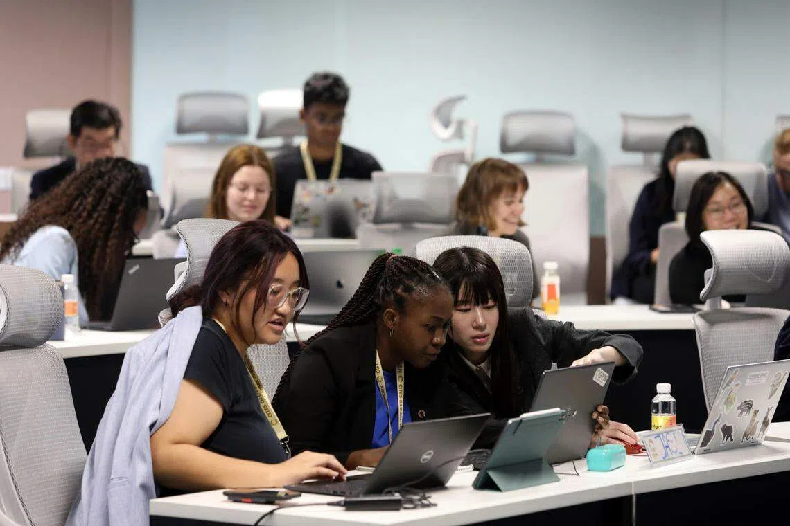 模拟联合国生物多样性缔约方大会星期三（24日）举行，各国青年积极讨论保育问题。（陈心媛摄）