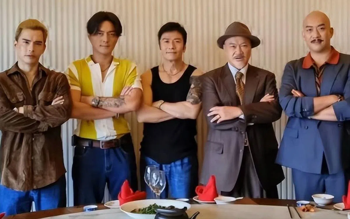 张柏文（左起）和杨明、唐文龙等TVB演员合照。（互联网）