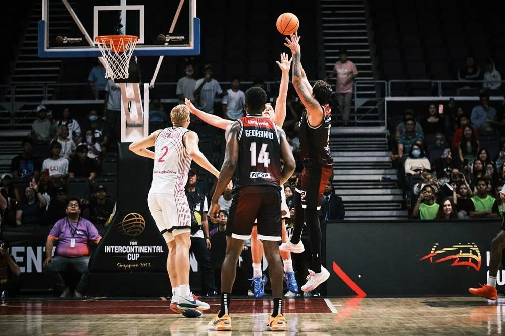 终场前，塞西弗兰卡前锋迪亚斯（右一）转身后仰绝杀，帮助球队成功夺冠。（国际篮联提供）