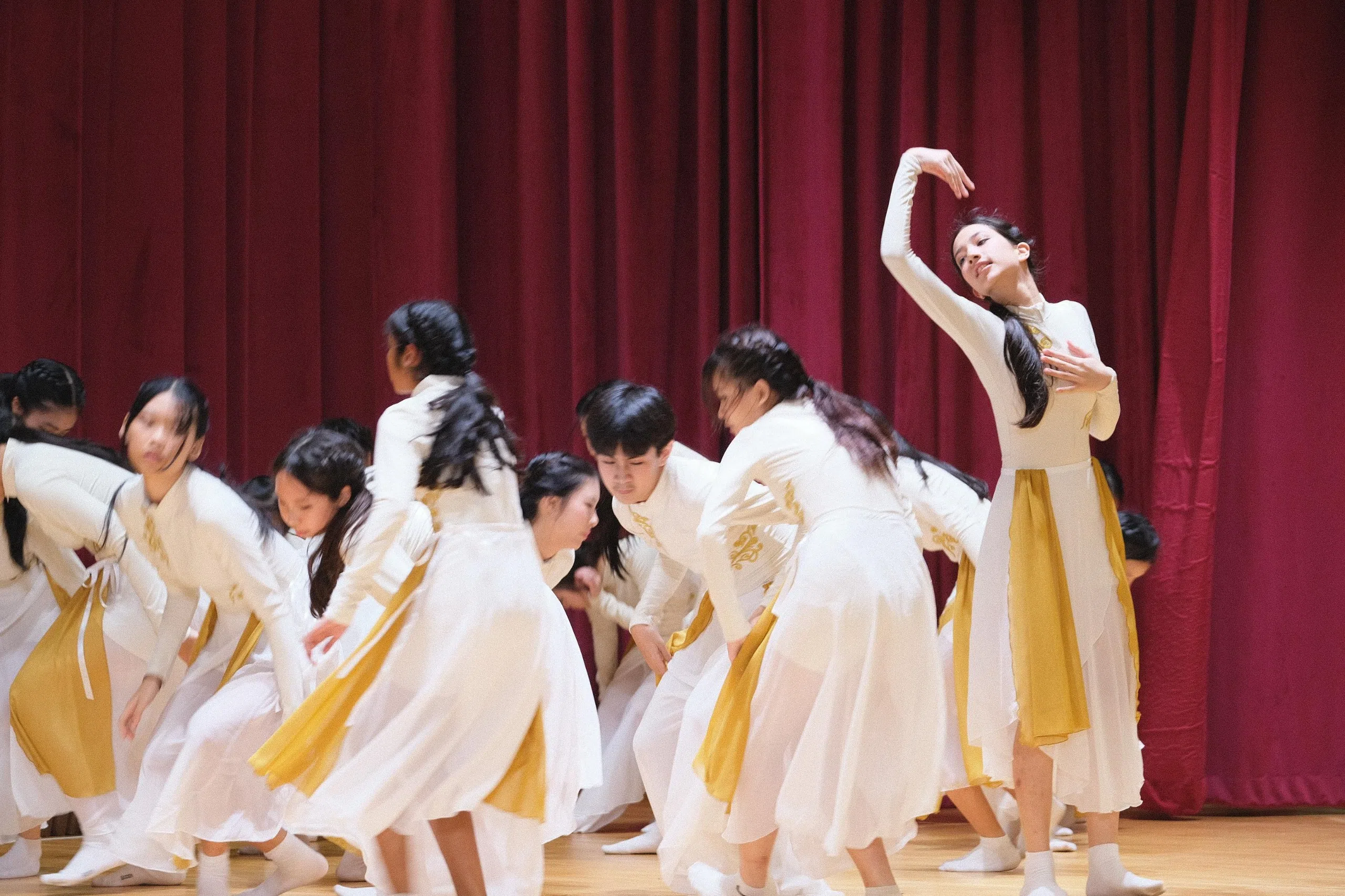 舞蹈团用优美的舞姿呈献舞蹈《灵魂伴侣》。（惠厉中学提供）