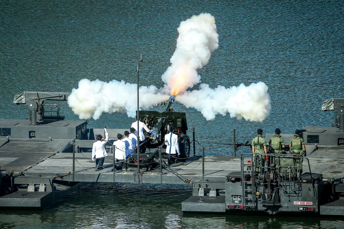 21响礼炮是每年检阅礼少不了的环节之一，而今天早上，它响彻整个滨海湾。（叶振忠摄）