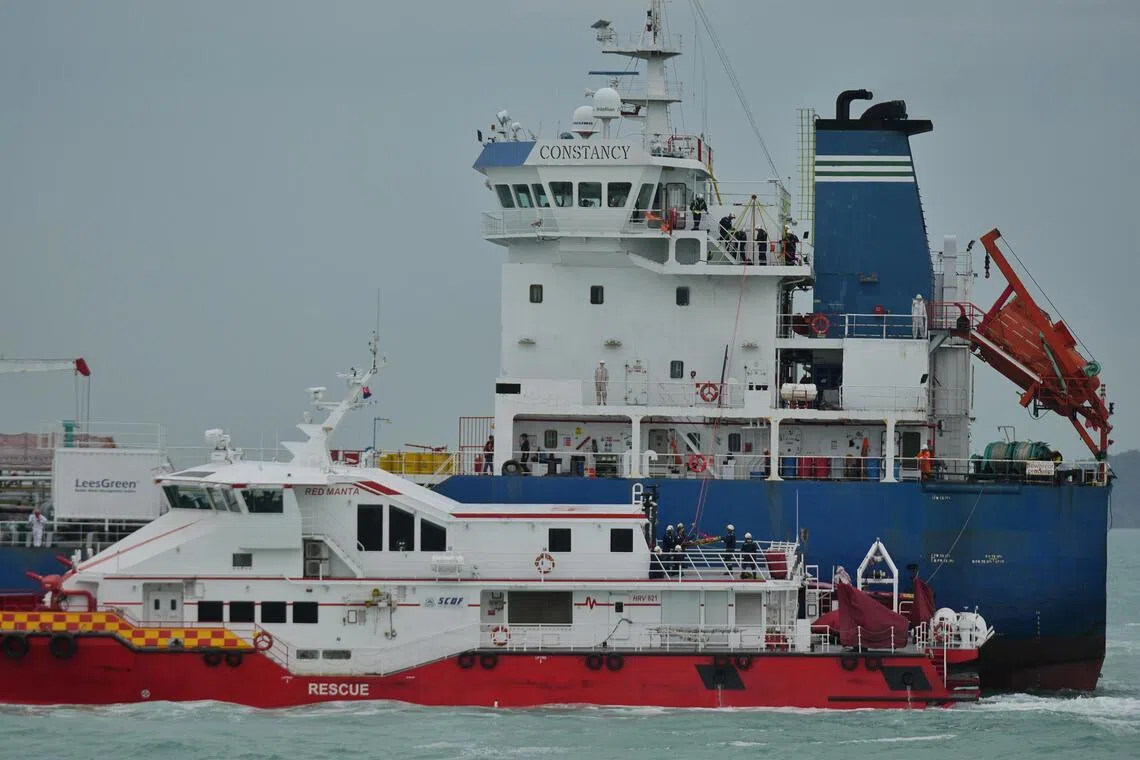 今年的“浪峰”演习中，首次增加了海上高空救援环节，模拟民防部队将伤员从四五层楼高的驾驶桥楼，转移至救援舰甲板的情况。（谢智扬摄）
