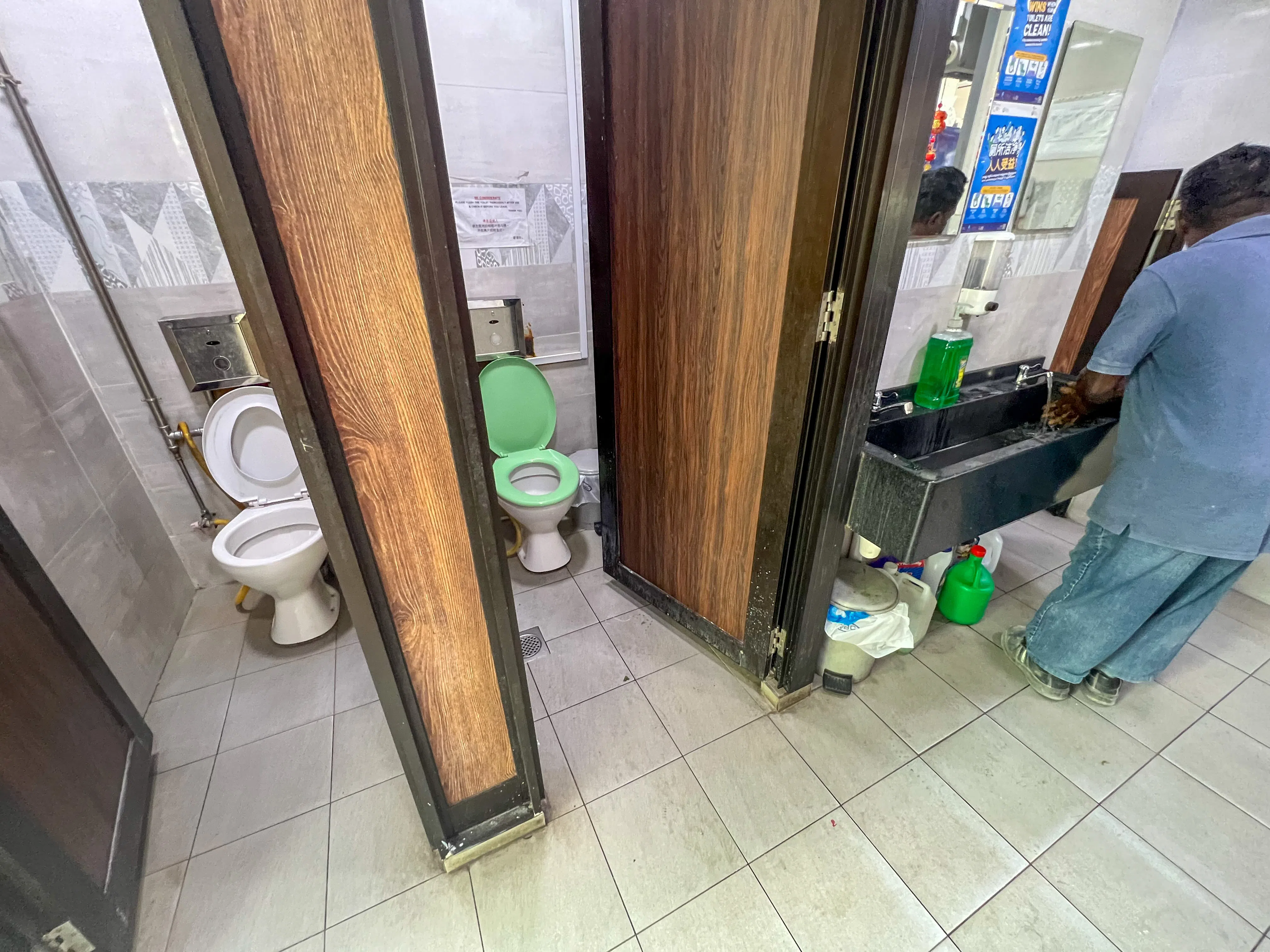 咖啡店由于人手不足等“先天弱点”，清洁程度难以和购物中心相提并论。（陈渊庄摄）