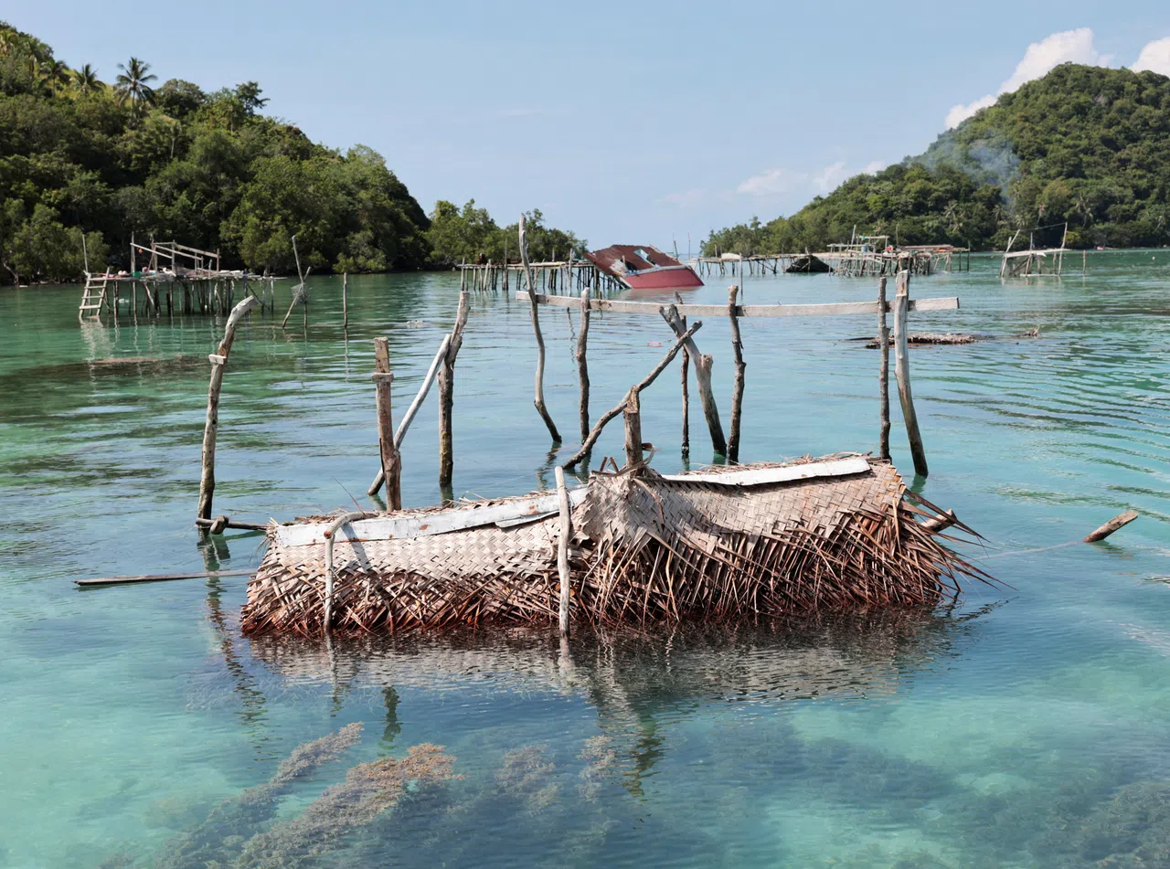 沙巴政府8月20日在仙本那国家海洋公园一带驱赶非法移民，包括无国籍的巴瑶族，拆除了273间违建海边高脚木屋，只剩下一些木屋根基。（路透社）