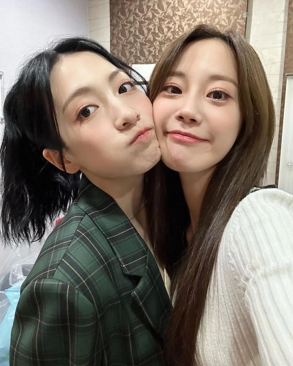 KARA的“旧忙内”知英（左）及“新忙内”龄智。（取自成员Instagram）