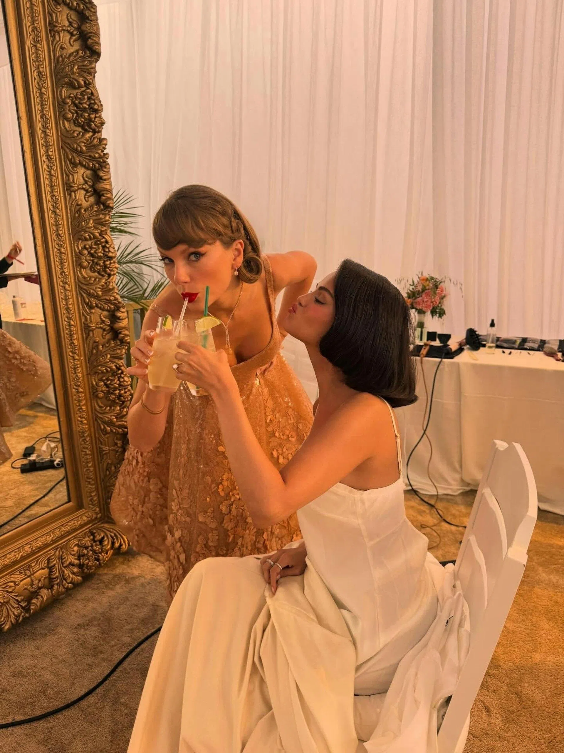 据传Gomez（右）是全场唯一获准携带手机进场的嘉宾。（取自Selena Gomez IG）