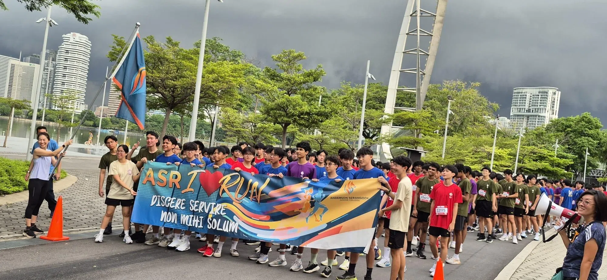 在副校长郑丽珊 （左一）的陪伴与见证下，学生们在“I❤️RUN”起跑线前蓄势待发。（安德逊实龙岗初院提供）
