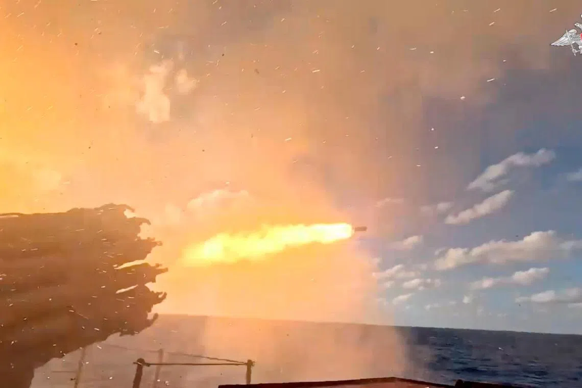 俄国防部10月14日发布视频显示，一艘俄罗斯军舰在太平洋与中国海军举行联合反潜演习。（路透社）