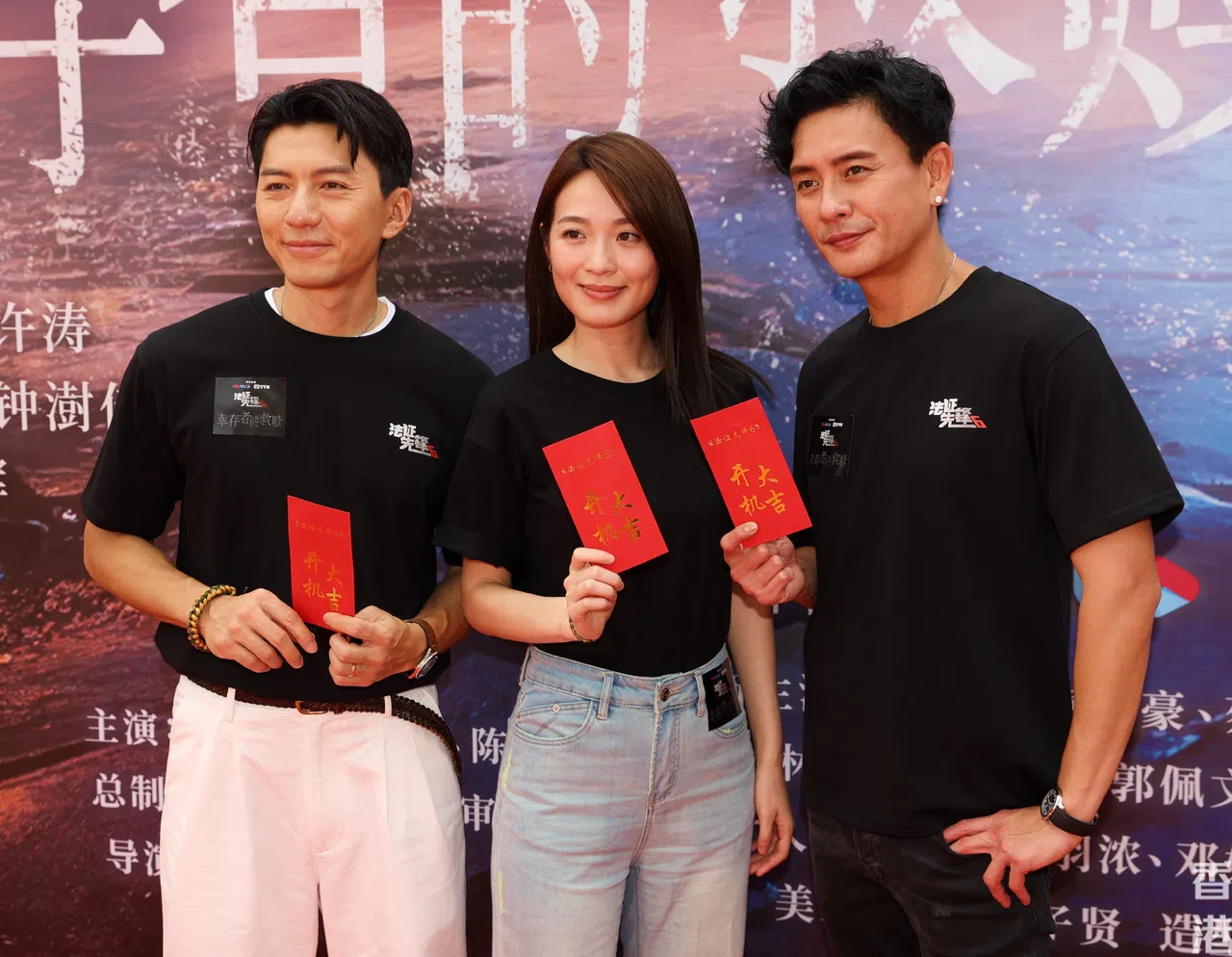 《反黑英雄》和《法证先锋6幸存者的救赎》的拍摄几乎同时进行，袁伟豪（左）两个剧组来回跑。（互联网）