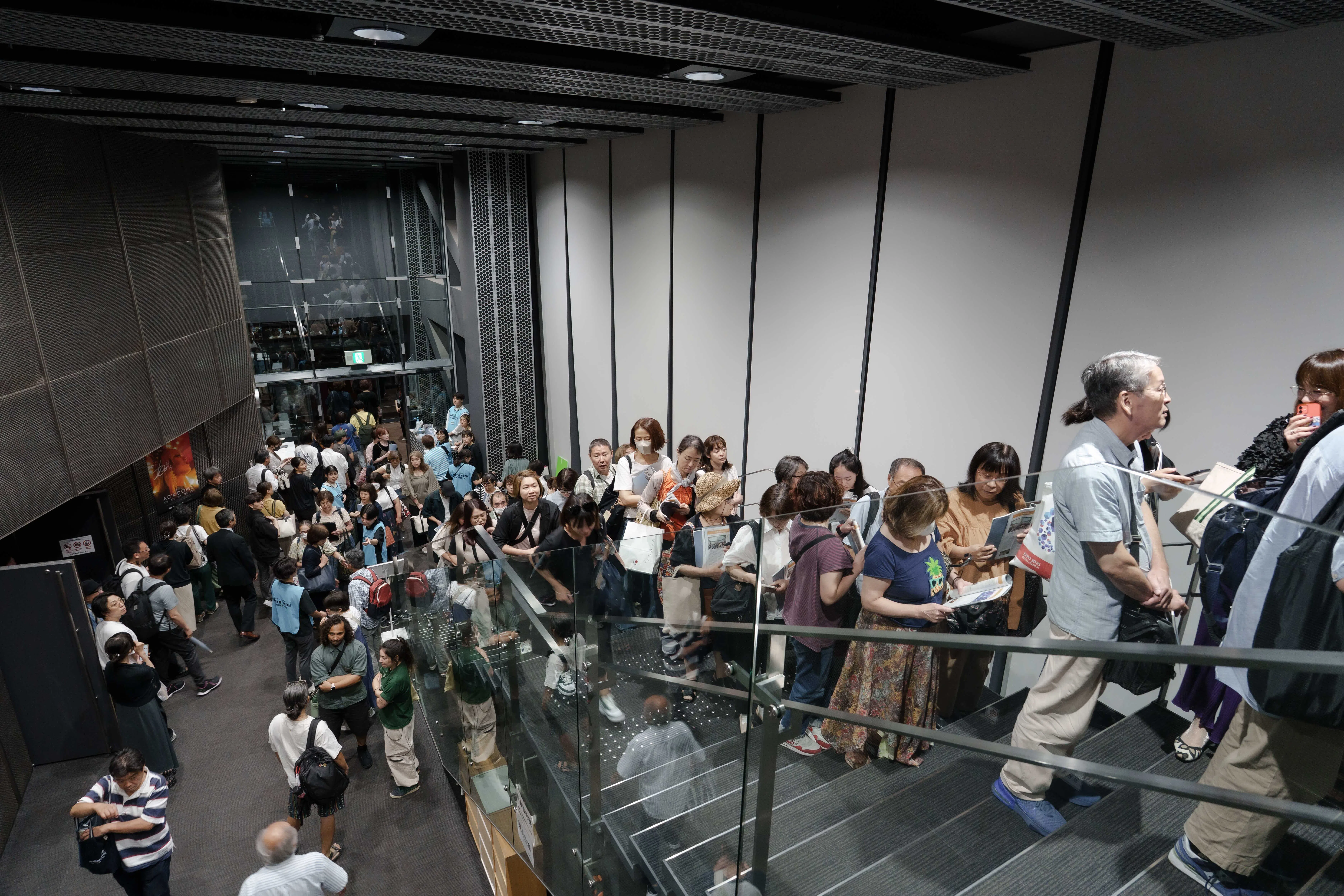 大阪亚洲电影节观众排队索取《好孩子》主创的签名。（OAFF EXPO2025-OAFF2026提供）