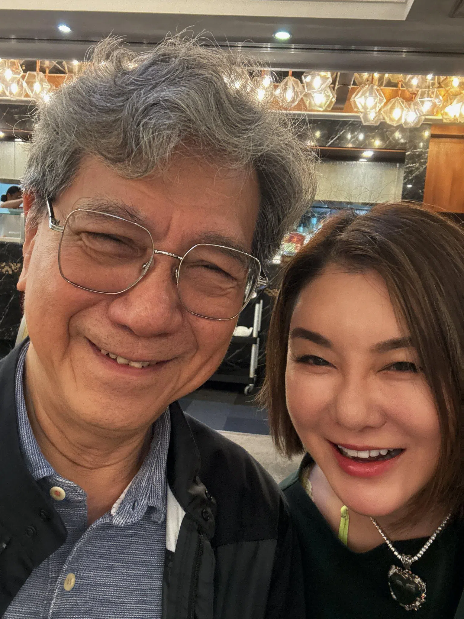 何守信（左）和昔日电台拍档陈淑兰相聚。（取自陈淑兰脸书）