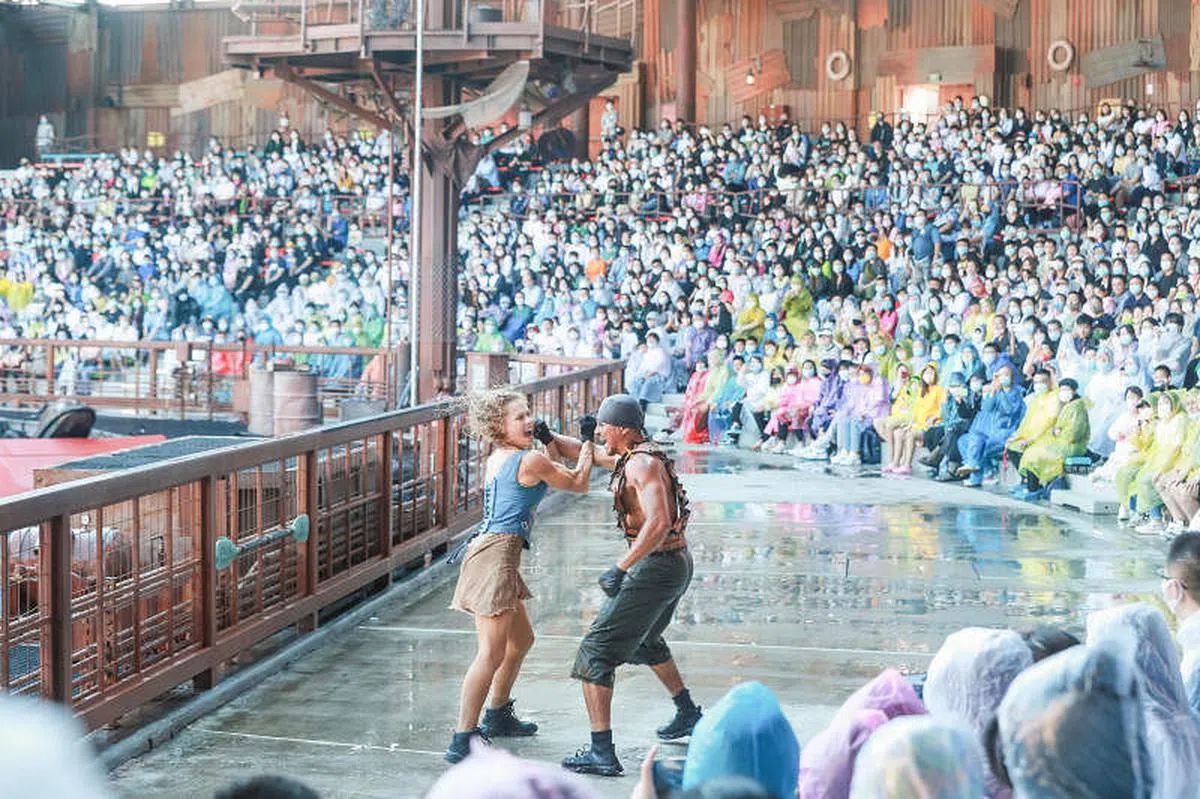 北京环球度假区内的“未来水世界”景区，今天（31日）的演员表演吸引大量游客。（中新社）