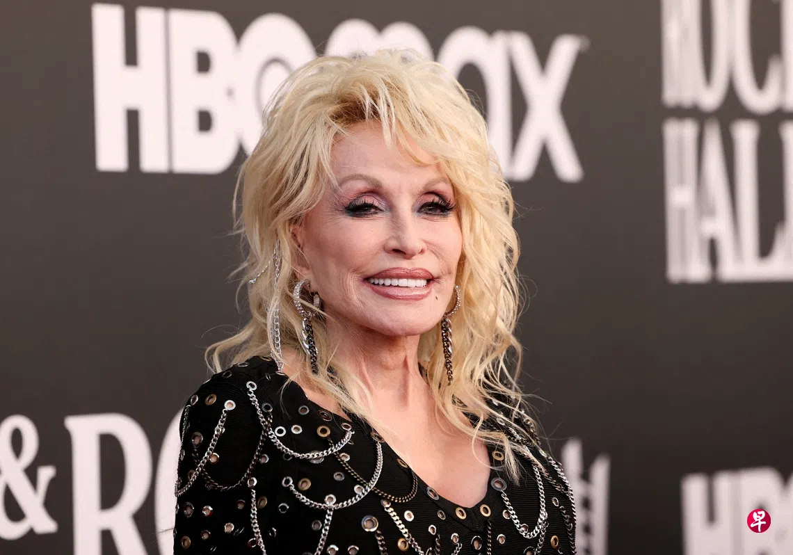 星星大声说：Dolly Parton不介意被指头脑简单