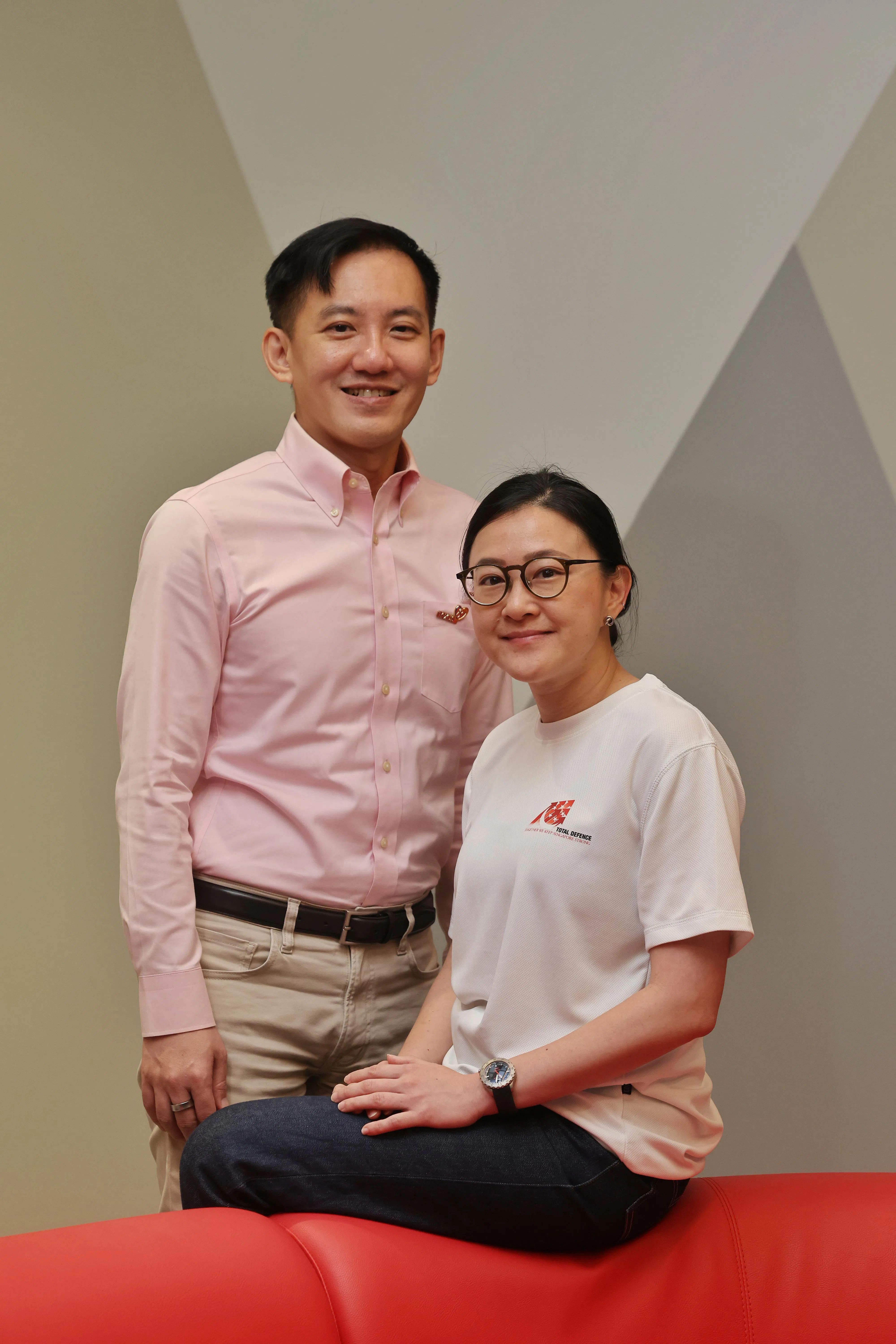 社区联系与志愿事务处司长柳文凯高级中校（左）指出，志愿参与国防有助加强社会团结，并巩固国人对国防的支持；全面防卫动员志愿者黄子珍（右）则通过走入校园与参与社区演习，向公众讲解危机情境与日常准备的重要。（唐家鸿摄）