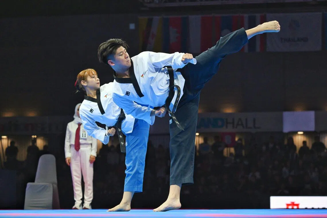 戴雅娜（左）和许鸿杰赛中发挥默契，征服了现场裁判。（每日新闻）