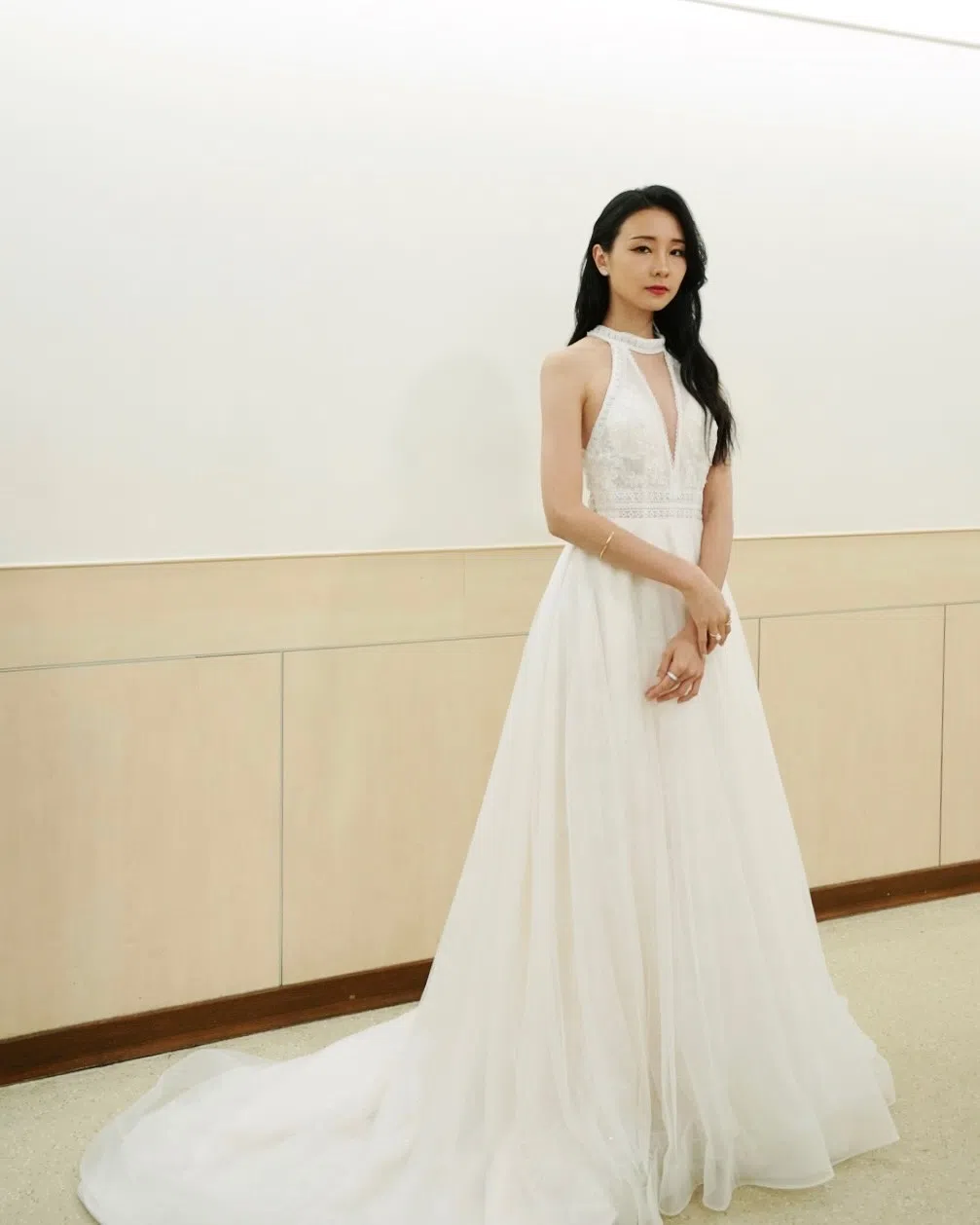 陈忻玥穿着一袭白色深V礼服走金曲奖红毯。（取自陈忻玥IG）