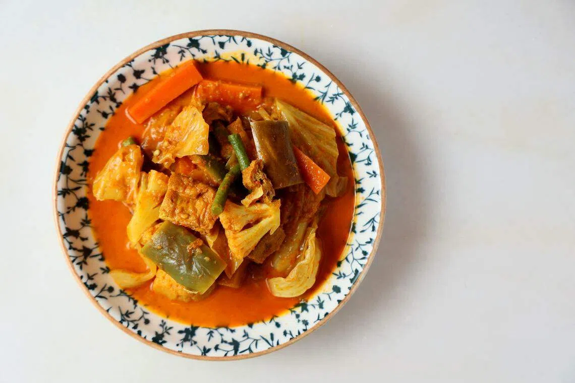 咖喱杂菜香辣下饭。（龙国雄摄）