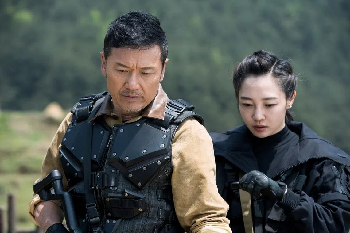 苗侨伟（左）和白百何扮演从现代穿越到古代的父女。（互联网）