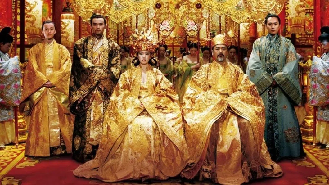 张艺谋的《满城尽带黄金甲》画面超级豪华。除了周润发（右二）和巩俐（左三）主演，周杰伦（左二）和刘烨（右一）也是参与其中。（互联网）