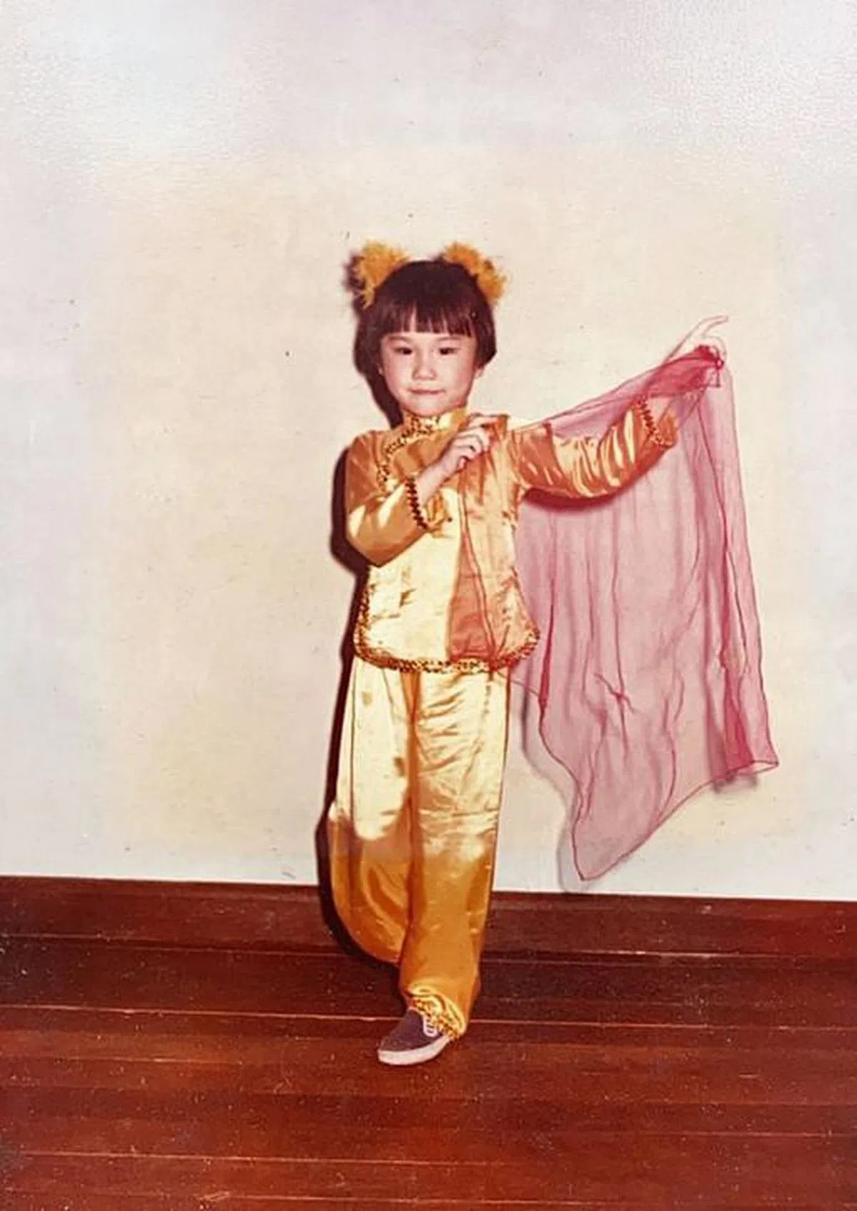 幼时上台表演的刘燕玲。（取自面簿）