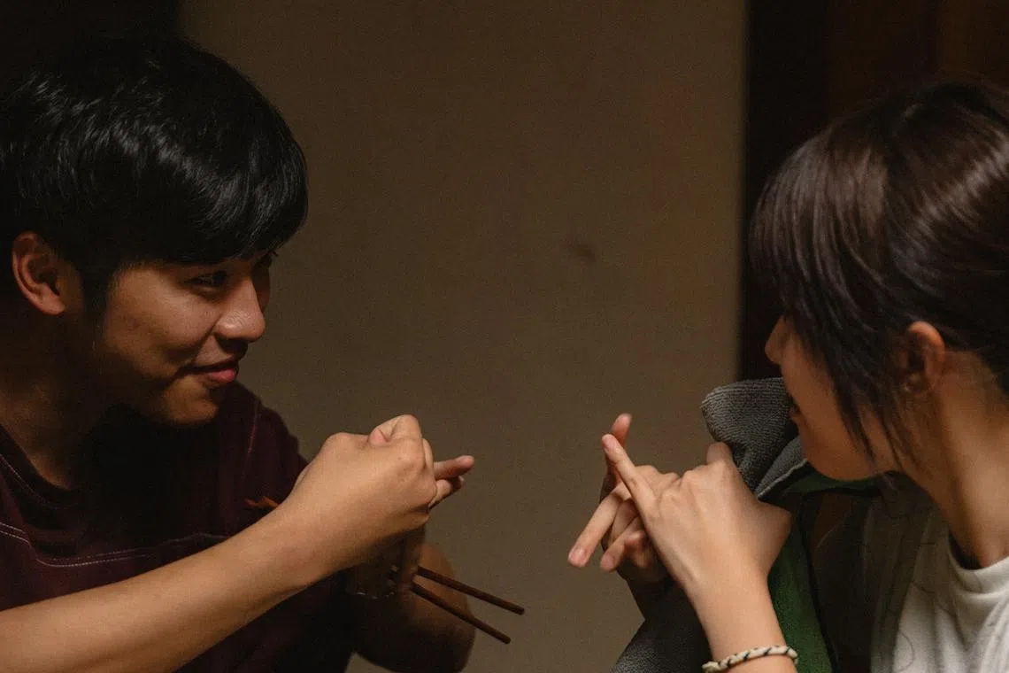 导演把观众变成“语言断裂”中的新手，让观众跟随还不会手语的子信一起猜意思。（天下一电影公司提供）